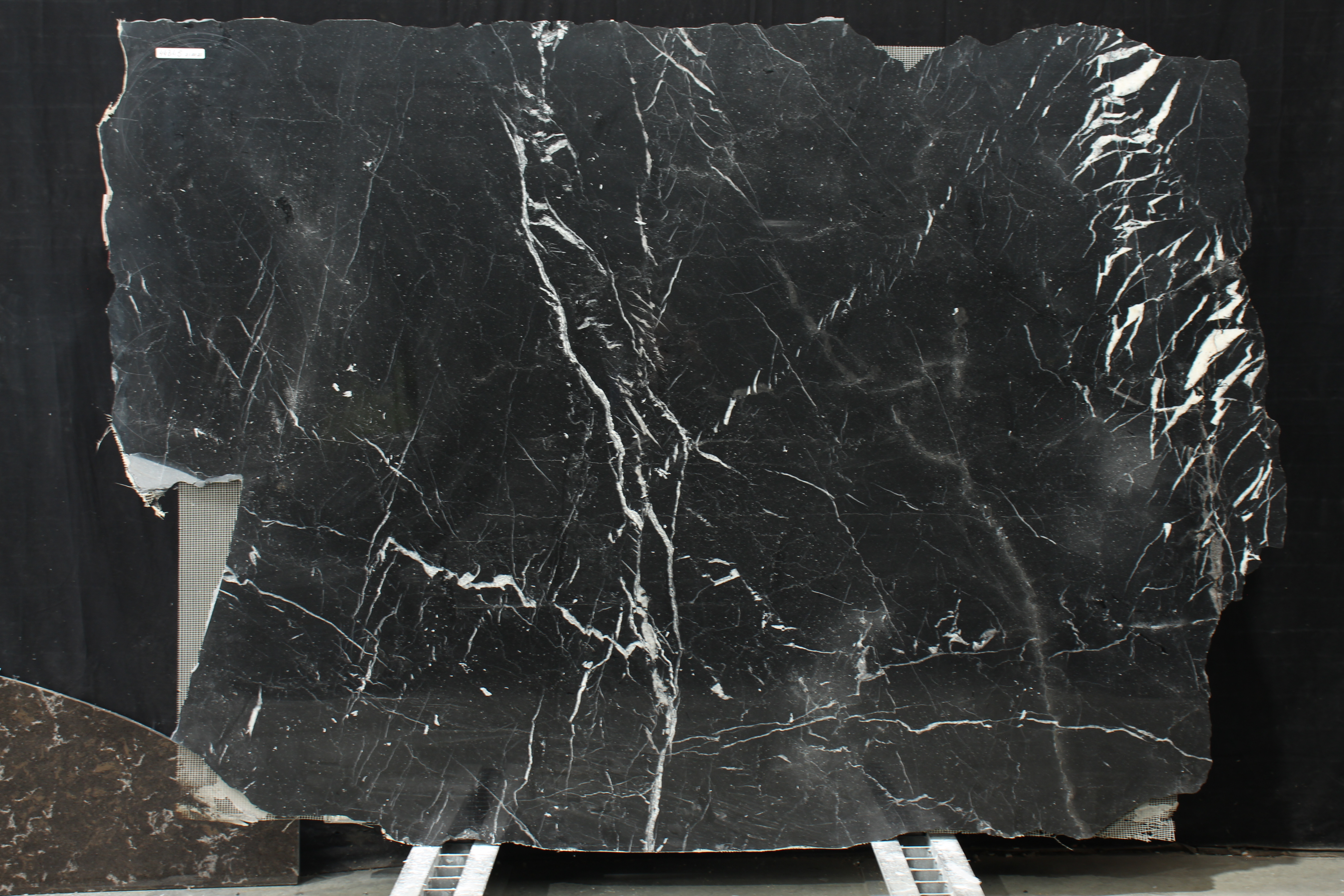 Nero Marquina/020/Полированная (44845 (2 200 х 1 700))