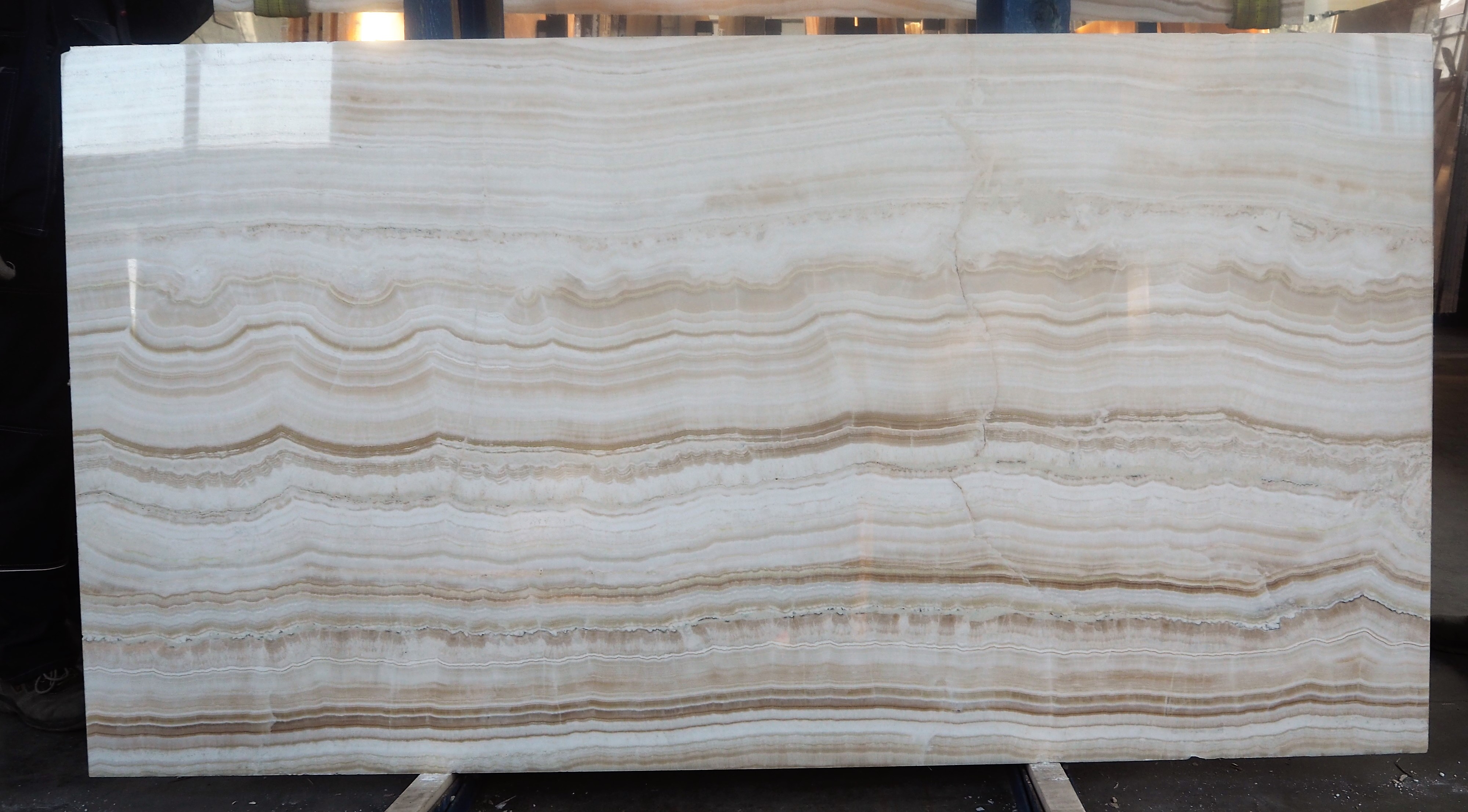 Onyx Ivory/018/Полированная (6756 (1 960 х 1 050))